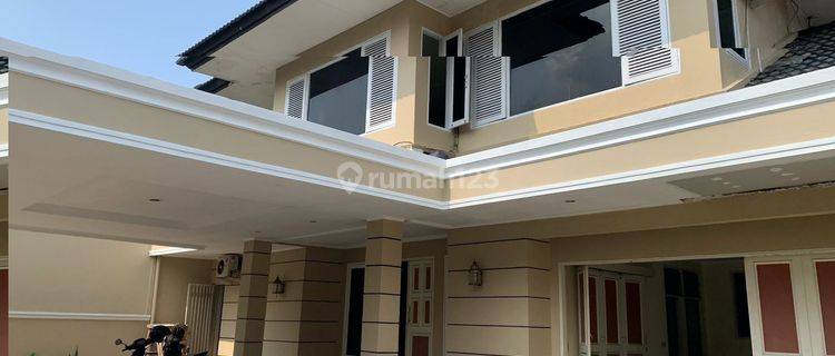 RUMAH MEWAH DENGAN PRIVATE POOL KAN D PINGGIR JALAN UTAMA 1