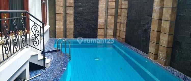 Rumah 2 Lantai Semi Furnished Dekat Pondok Indah 1