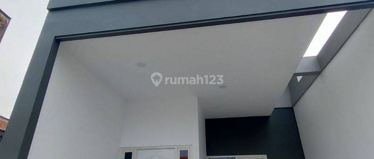 Rumah 2 Lantai Baru SHM di Dekat Tengah Kota Surabaya 1