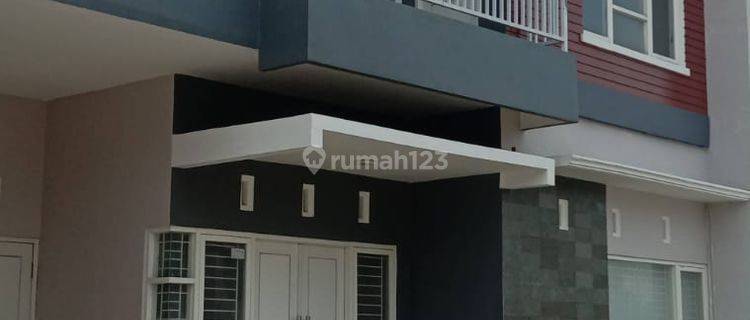 Rumah 2 Lantai Baru SHM di Jl. Hayam Wuruk 1, Jombang 1