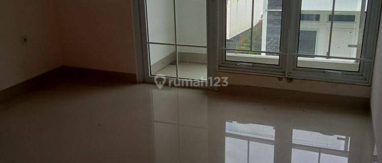 Disewakan: Rumah 2 Lt Di Andir Sudirman 1