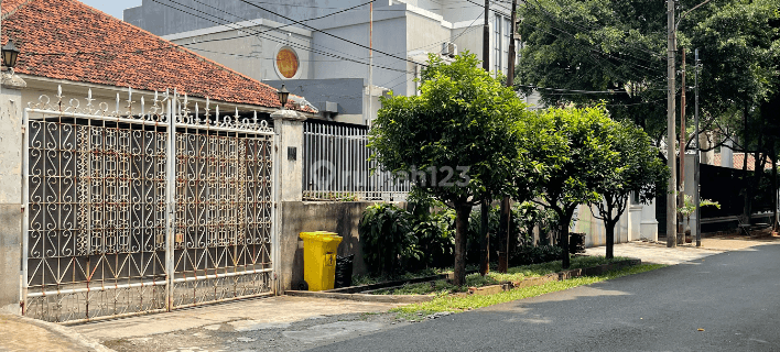 Rumah Hitung Tanah Depan Taman Kebayoran Baru Jakarta Selatan  1