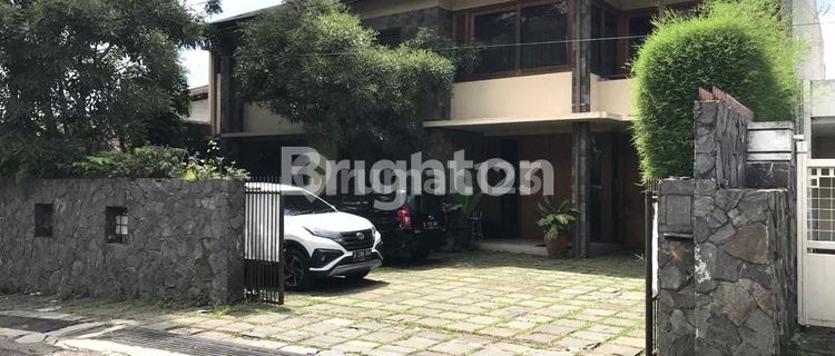 HOUSE WITH A VERY LARGE GARDEN ON SUKAJADI MAIN ROAD, BANDUNG 1