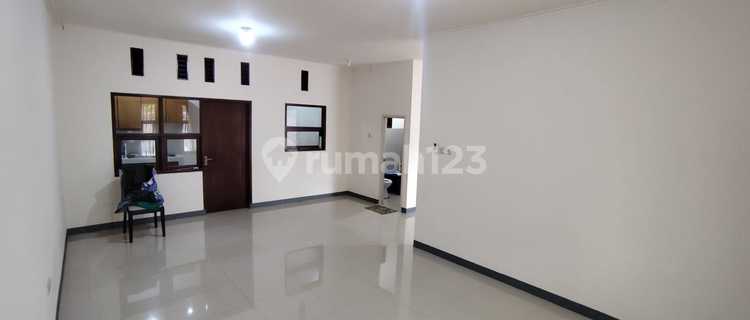 For Sale: Comfortable, Move-In Ready House in Taman Kopo Ketapang 1