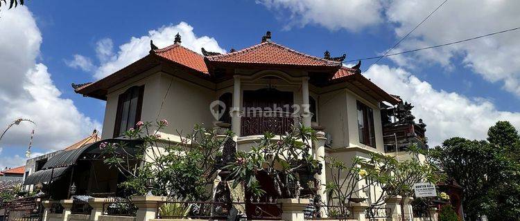 House for sale with European style in the Peguyangan area 1