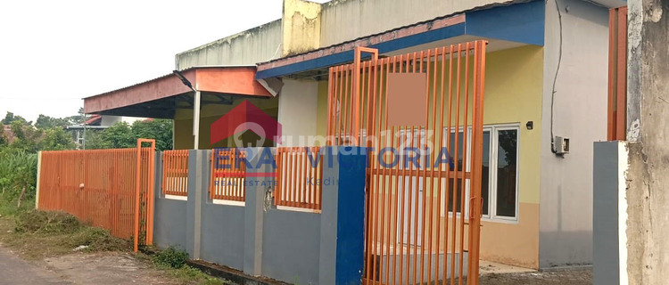 Quick Sale: House and Shop in Sambirejo Pare Kediri Area, Fully Fenced Front and Perimeter, Bonus CCTV, Spacious Carport. 1