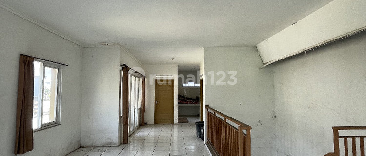 Strategic 3-Storey Shop House Behind Pasar Baru with SHM 1