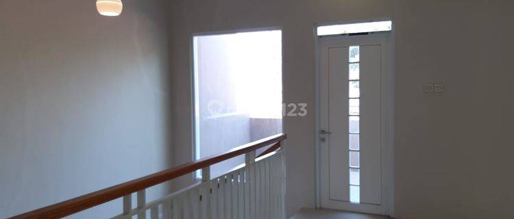 Disewakan Rumah Modern Cantik di Kota Baru Parahyangan 1