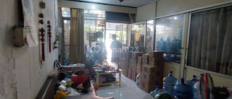 Rumah di Jalan Arwana 2 Lantai SHM Butuh Renovasi Timur 1