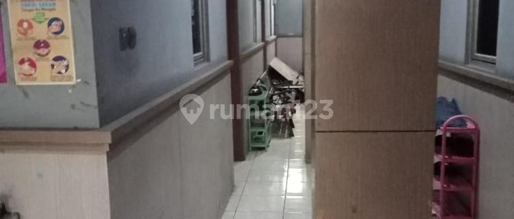 Akses Jalan 2 Mobil Roi 12% Omset 360 Jt/Tahun Kost 20 KT Full Furnished Bangunan Besar Lokasi Padat Pekerja Dekat Rsud, Pelabuhan, Bank, dan Pusat Keramaian! di Koja Jakarta Utara 1