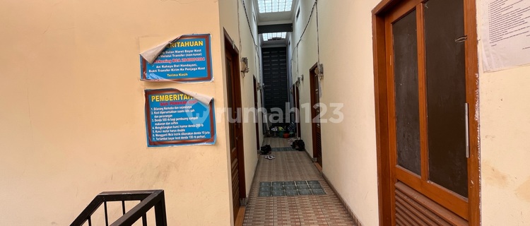 Selling Fast 63-Room Boarding House with Large Land in Matraman, East Jakarta 1