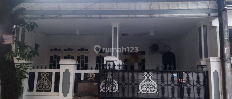 Rumah 2 Lantai, Sangat Strategis di Perumahan Titian Indah, Bekasi Utara 1