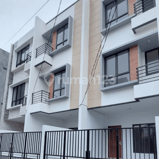 Rumah Baru. Tanjung Duren. 3 Lantai. 3x11. Masuk Mobil 1