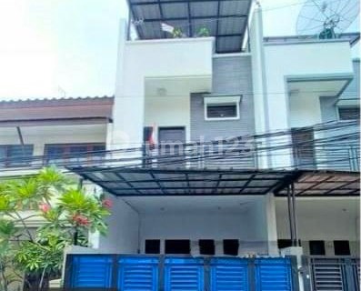 Tomang House. 3 Floors. 5x15. 2-Car Driveway. Ready to Occup 1