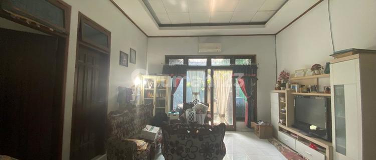 For Sale: 1-Story House, 268m² Area, Can Be Used as a Residence and Business Place or Indomaret, 3+1 Rooms, Front and Back Garden, Only 1 Km to East Bekasi Station, Bekasi City. 1
