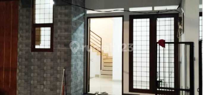 Disewakan Rumah 2lantai.di Salemba 1