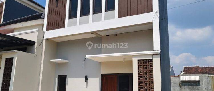 RUMAH BARU GRES 2 LANTAI DEKAT JALAN UATMA 1