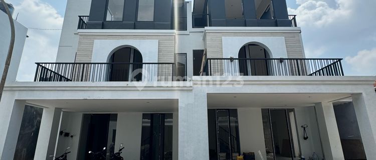 Ready-to-Occupy 3-Story Residence, 4 Bedrooms, Near Akpol Semarang 1