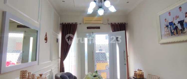 Rumah Cantik 2,5 Lantai Full Furnished Siap Huni di Graha Raya 1