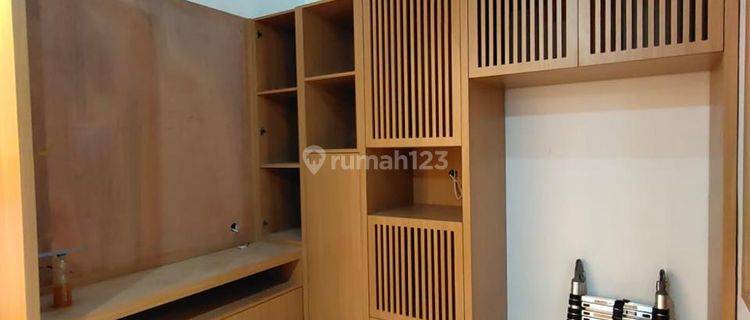 di Sewakan Rumah Siap Huni 3 Lantai 9x20 Hdp Barat di Sunter Agung 1