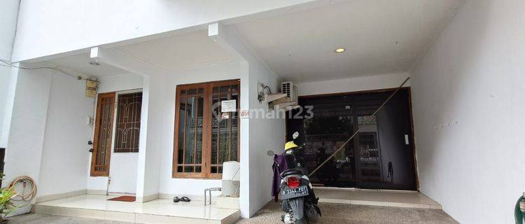 Rumah Bagus Full Furnish Tiga Lantai Hadap Barat 1