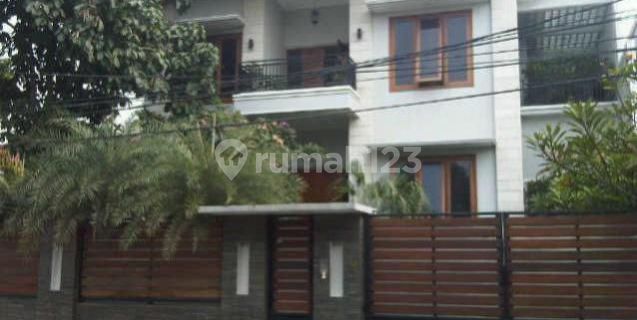 For Sale Quick, Ready-to-Occupy House in the Elite Menteng Area, Jakarta 1