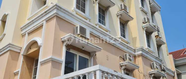 Luxury House in Kelapa Gading, Perfect for Premium Rental Business, Quick Sale 1