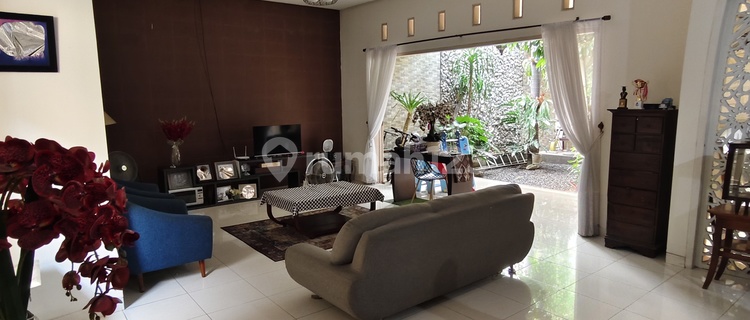 House With Strategic Indoor Garden In Jatikramat Bekasi 1