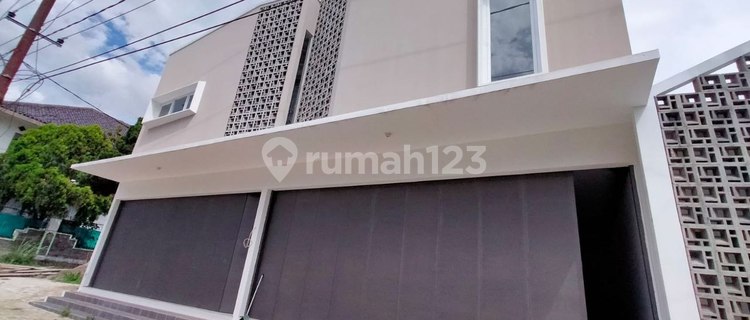 Ready-to-Use Shop House on Main Road Sarijadi, Suitable for Office or Business 1