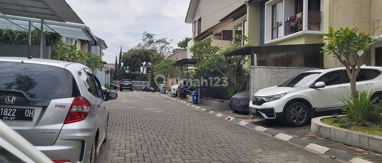 Bandung Utara , Rumah 2 Lantai Town House Udara Sejuk Segar Gegerkalong 1