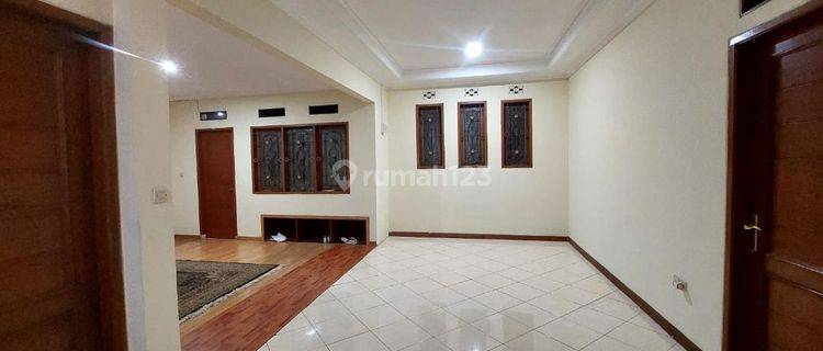 Di kontrakan rumah hook cantik 2 lantai fully furnished . Hanya 3 menit ke main road suci 1