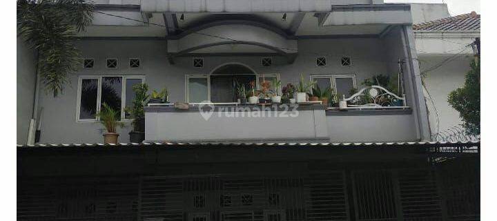 Rumah 3 Lantai Bagus Semi Furnished SHM di Astanaanyar, Bandung 1