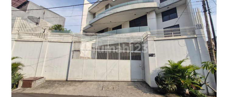 For Sale House in Jatinegara Area in East Jakarta 1