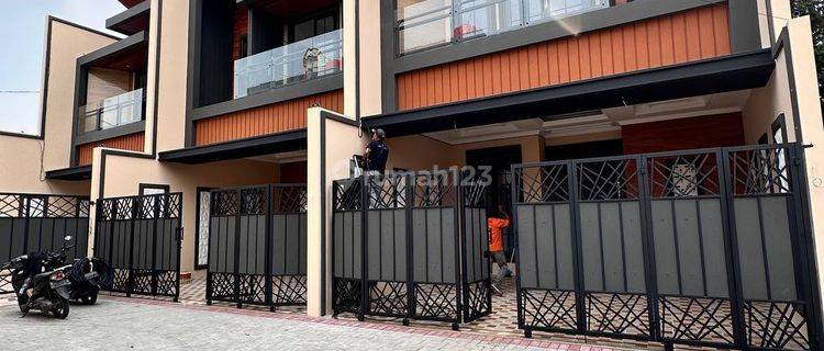 Rumah 2 Lantai Bagus Siap Huni SHM di Kukusan Depok, Depok 1