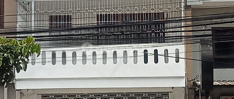 For rent: 3-Story Strategic Shop House on the Main Roadside of Gatot Subroto 1