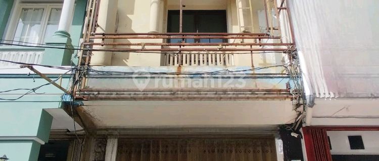 Three-Story Shop House on Raya Kedung Doro, Well-Maintained, Close to Diponegoro, Kedung Sari. 1