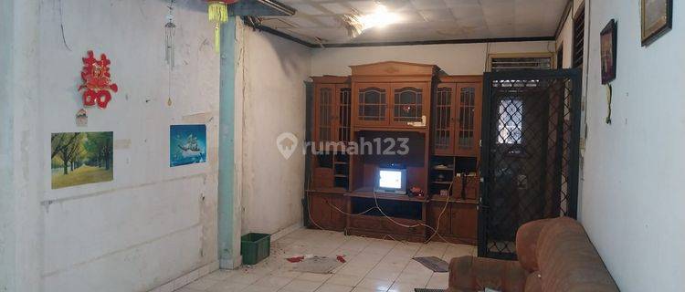 Dijual Rumah Tua Satu Setengah Lantai Lokasi Strategis Dan Nyaman 1