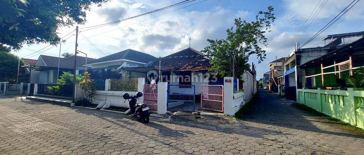 Rumah Bekas Sekolah Taman Kanak Kanak paud,hoek Shm,lt 250m2,lb 200m2,k.tidur 4,k.mandi 2 Dibabadan,banguntapan,bantul Yogyakarta 1