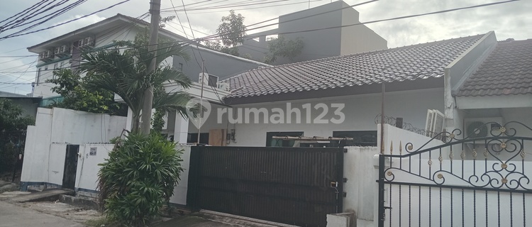 Strategic House in Sunter, 5 Bedrooms & 4 Bathrooms, Land Area 196M² 1