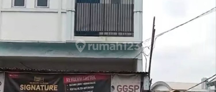 Flood Free, Shophouse, 2 Floors, Freehold Title, Near Toll Road and Commuter Train Access 1