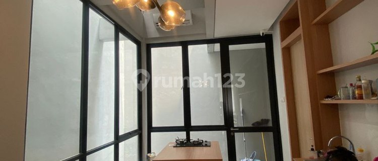 Rumah Bagus, 2 Lantai, Full Furnished, Dekat Tol, di Grandwisata 1