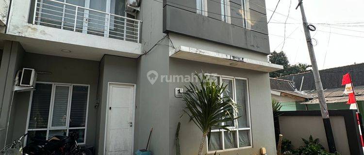 Rumah 3 Lantai Fully Furnished Siap Huni di Ciledug, Tangerang 1