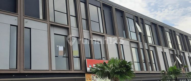 Modern 3-Storey Shop House with Separate Stairs on Each Floor, Close to Lentera School, Flood-Free 1