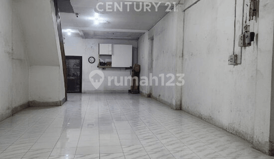 Strategic Location Shophouse Suitable for Business 1