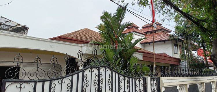 Rumah Besar Cantik Dan Estetik Lengkap Dengan Taman. Lokasi Bebas Banjir Dan Strategis  1