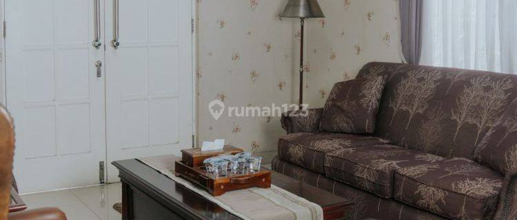 Rumah Depan Taman Dengan Private Pool di Kota Wisata Cibubur 1