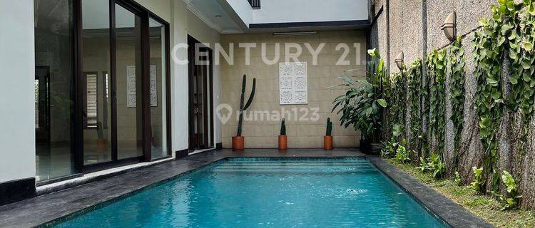 Rumah Dengan Rooftop Dan Kolam Renang Di Area Kemang 1