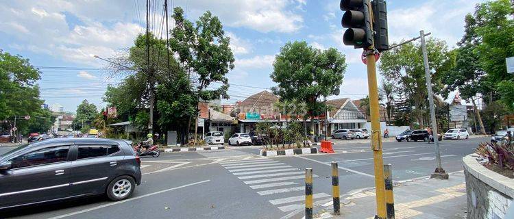 Rumah Bangunan Hook Koersial di Jl. Cihampelas, Bandung 1