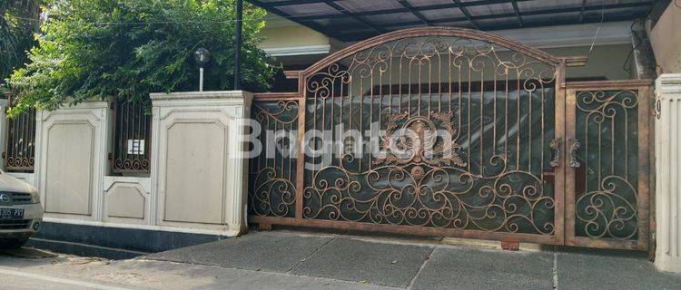 RUMAH 2,5 LANTAI DI KEBON KACANG 1