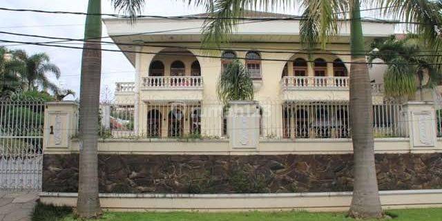 Dijual Rumah Bergaya American Classic Di Jalan Tubagus Ismail 1